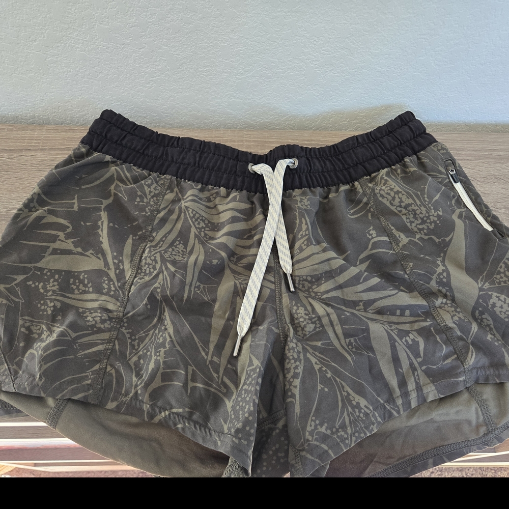 Vuori Women's Leaf Print Athletic Shorts - Black and Tan